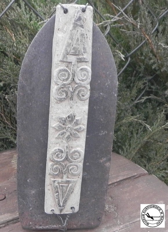 Aluminiowy rzeźbiony wzornik do wypalania na słomiankach Muzeum Kurpiowskie w Wachu